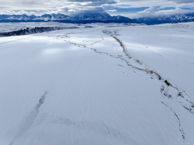 中国新疆阿勒泰冬季雪景茫茫雪原与雪山