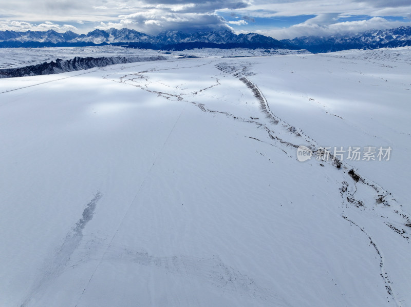 中国新疆阿勒泰冬季雪景茫茫雪原与雪山