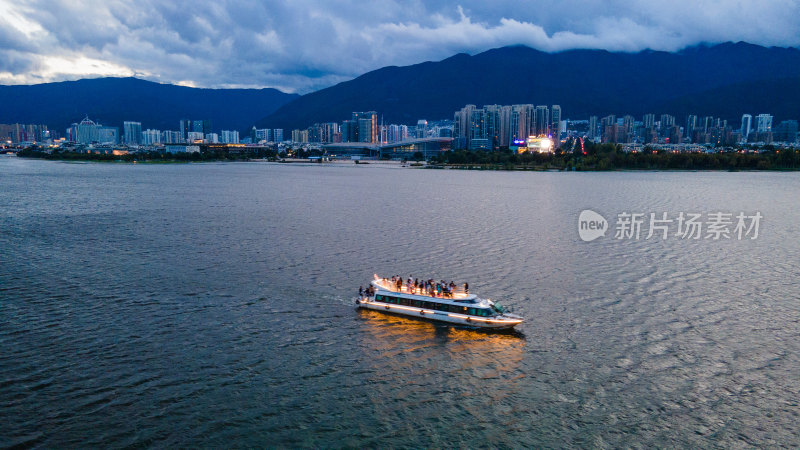 游船行驶于城市湖泊夜景中