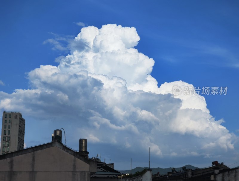 城市上空壮观的白云云海景象