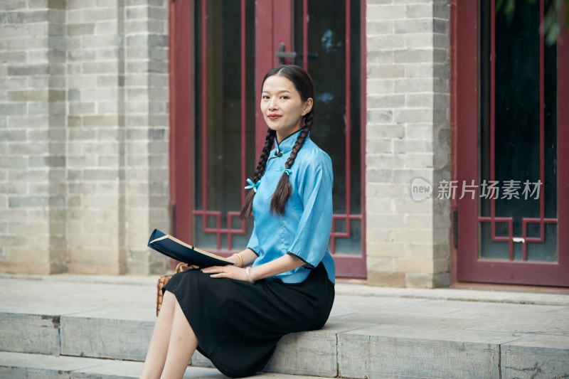 在古城身穿民国学生服饰的女大学生