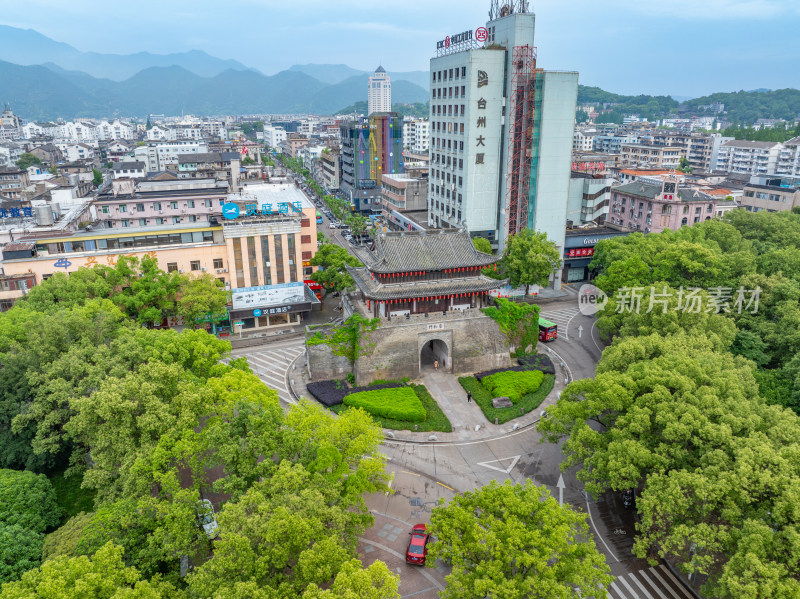 航拍浙江省台州市临海市东湖景区紫阳古街