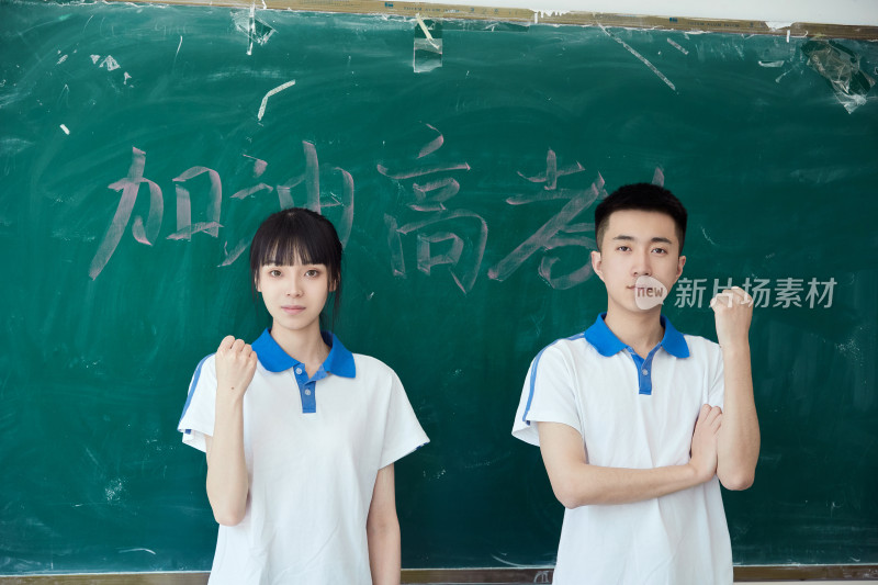 教室里讲台上为高考加油激励的高中生