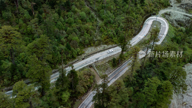 山林间蜿蜒公路航拍图