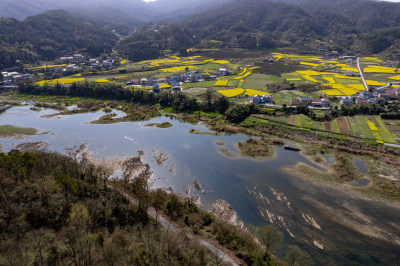 山川丘陵河流小村庄航拍图