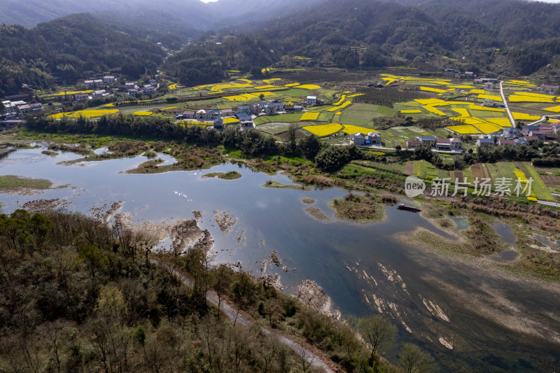 山川丘陵河流小村庄航拍图