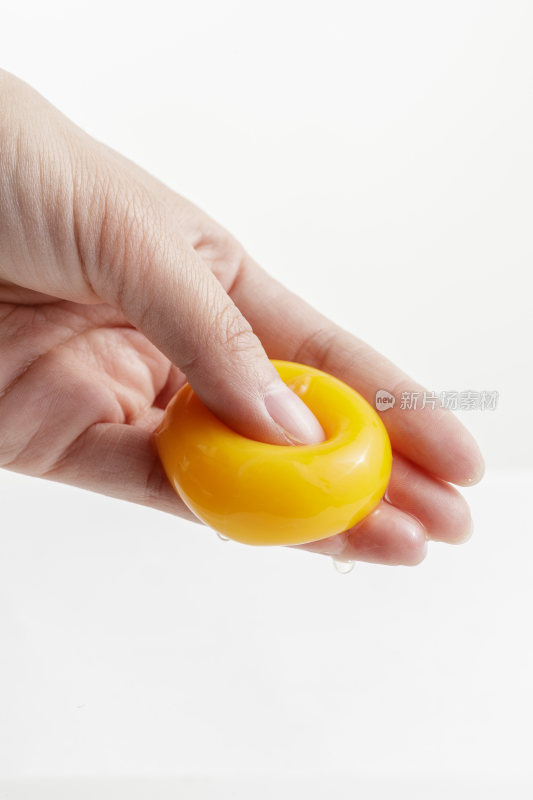 至于手中的质地柔韧色泽金黄营养丰富的油鸡蛋黄