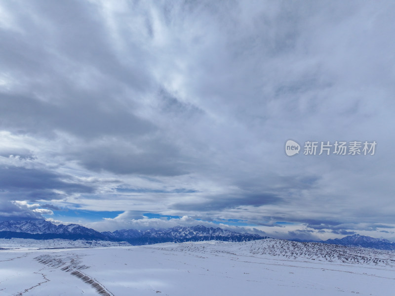 中国新疆阿勒泰冬季雪景茫茫雪原与雪山