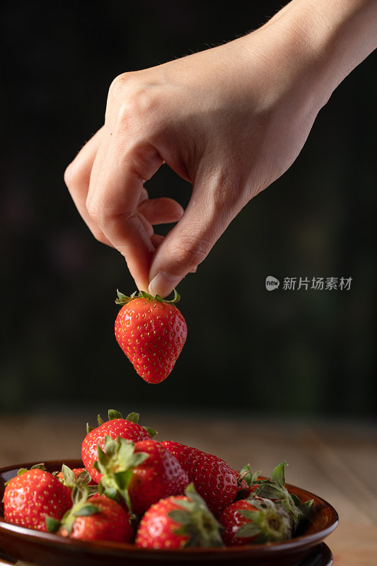 新鲜草莓水果切开