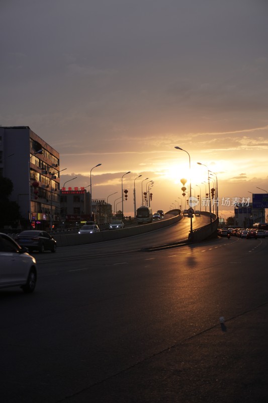 城市道路日落时分车流景象