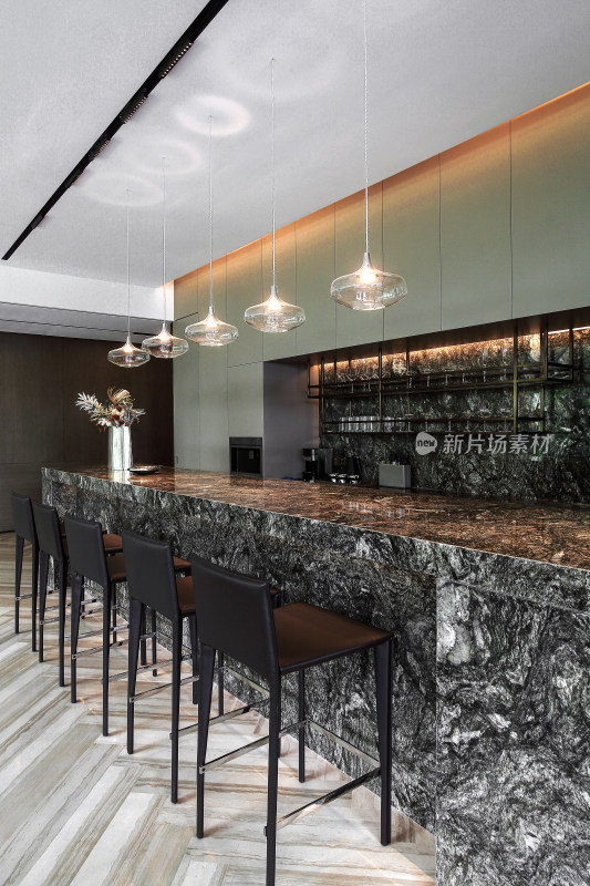 现代风格吧台及高脚椅