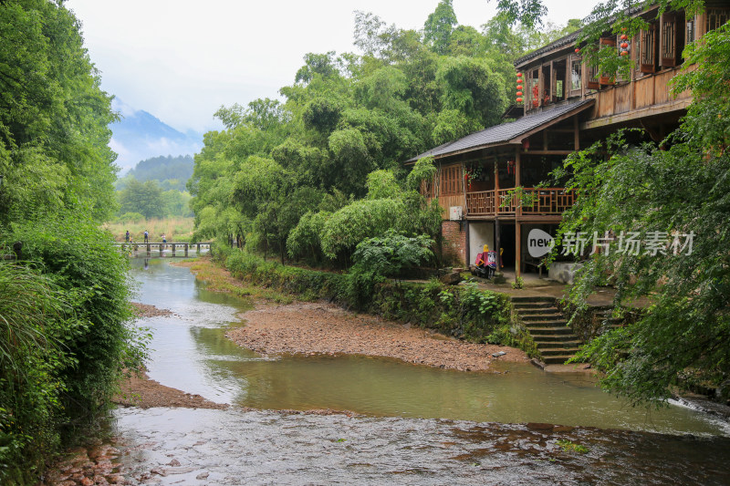 山间木屋与溪流