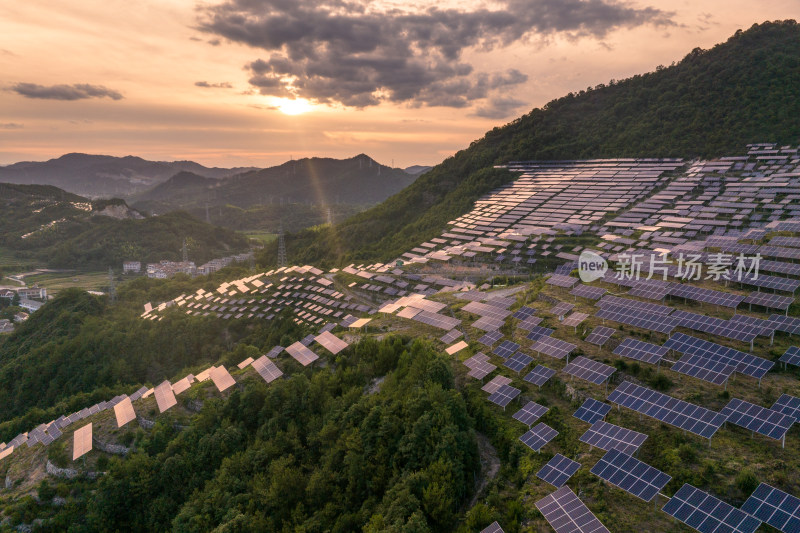 夕阳下山上的光伏