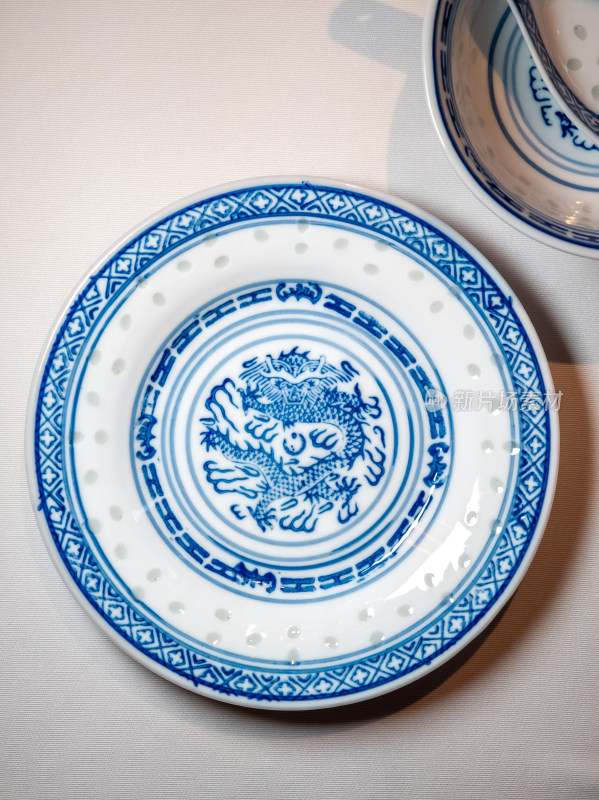 新派中式餐厅的优雅餐桌布置