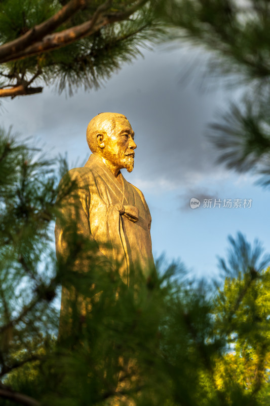 首尔宗庙市民公园的月南李商在先生雕像