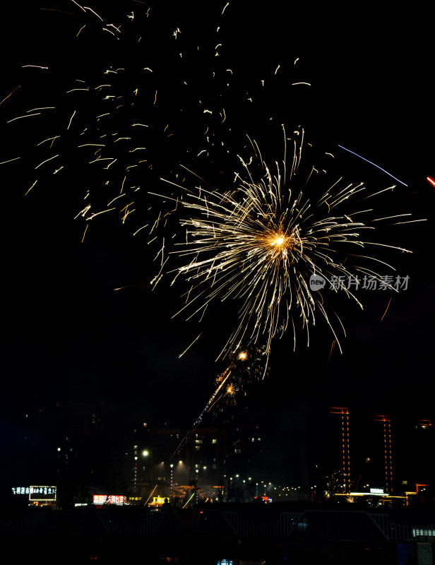 夜空下绚烂多彩的烟花绽放景象