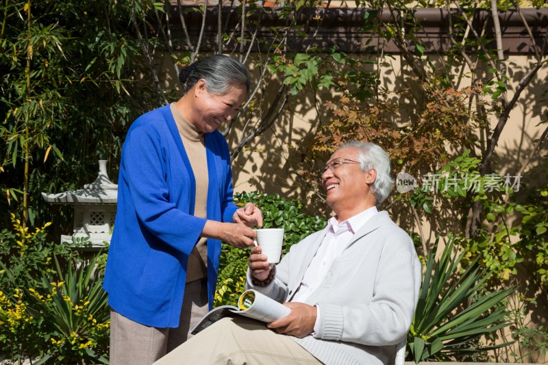 老年夫妻在院子里