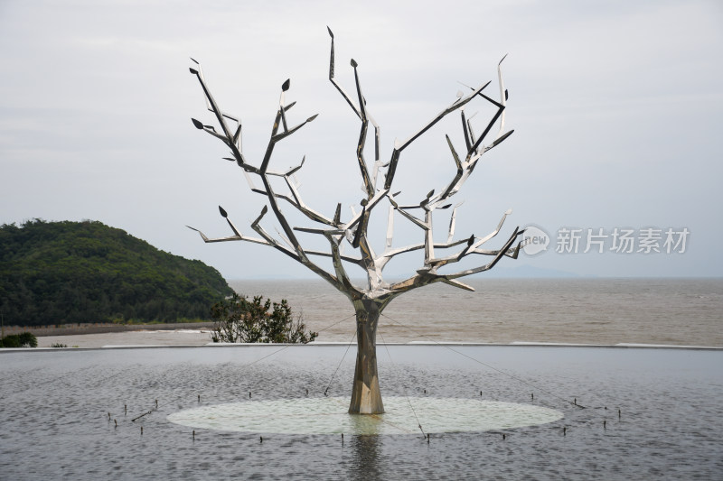 户外水边的独特金属树枝造型雕塑