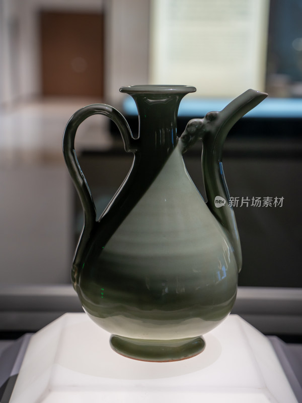 浙江省博物馆龙泉窑青瓷执壶特写