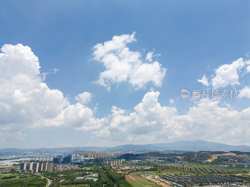 航拍滇池旁的昆明市城市风光