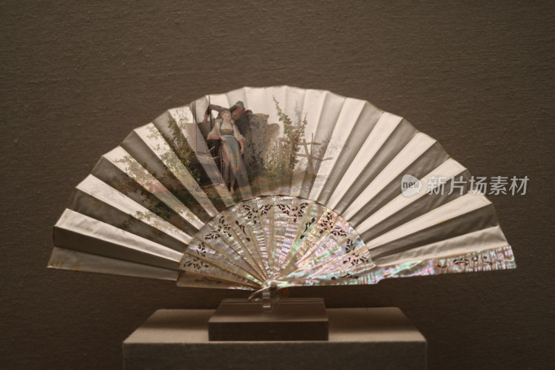 中国扇博物馆西洋人物图纸面折扇