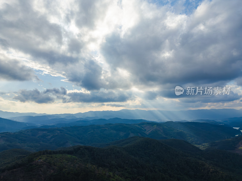 壮阔山脉上的云层与阳光交错景象