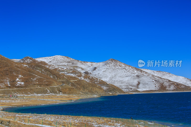 中国西藏羊卓雍措湖羊湖冬季雪景