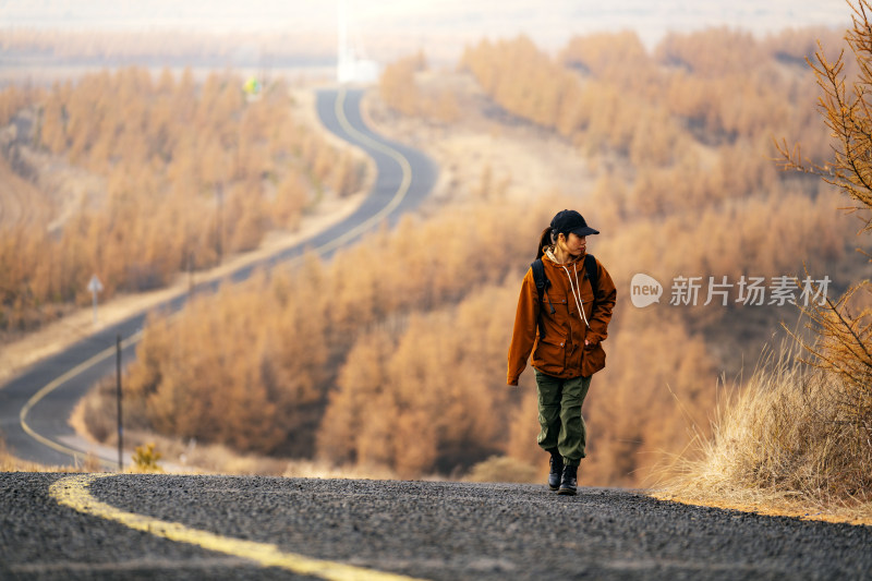 年轻女子徒步旅行