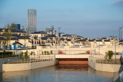 上海浦东滨江骑行道旁的建筑群