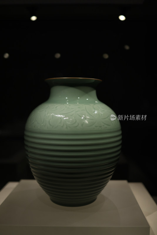 中国杭州工艺美术博物馆龙泉窑春的气息罐