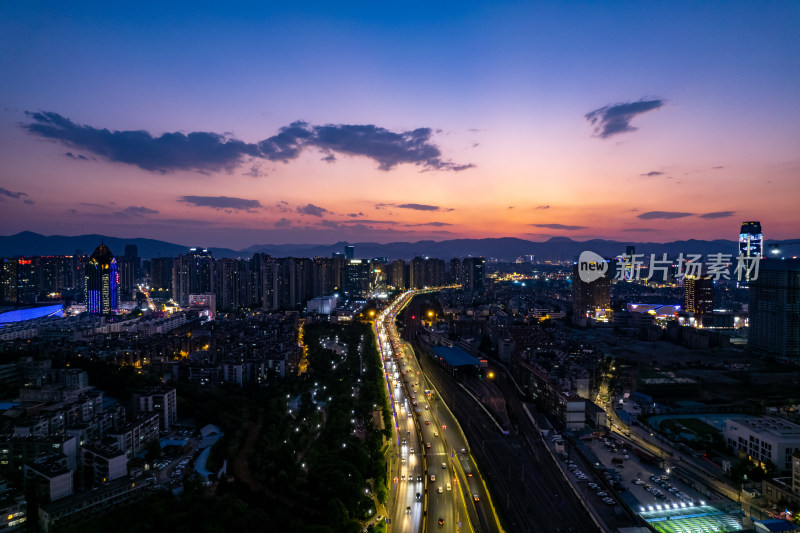 云南昆明城市夜景交通航拍摄影图