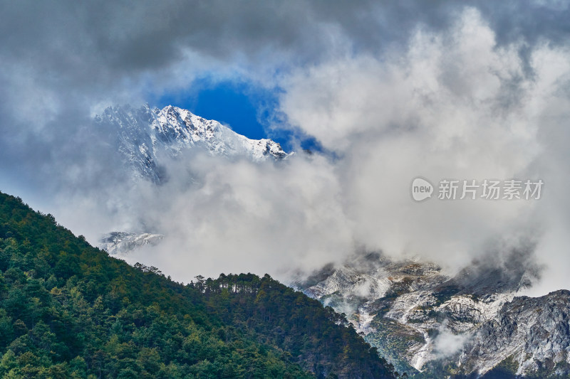 云海中的玉龙雪山