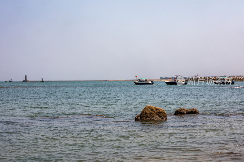 山东日照灯塔海滨海滩海天自然景观