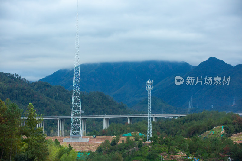 山峦间的通信塔