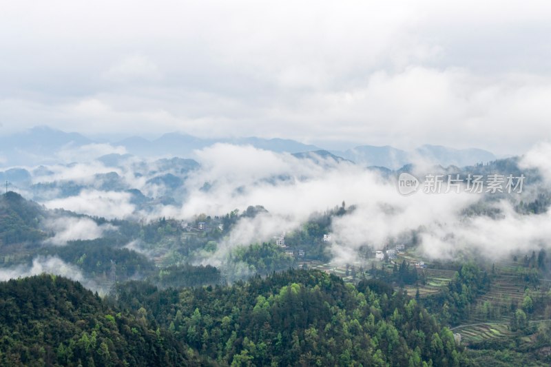 重庆酉阳：青山雾漫别样美