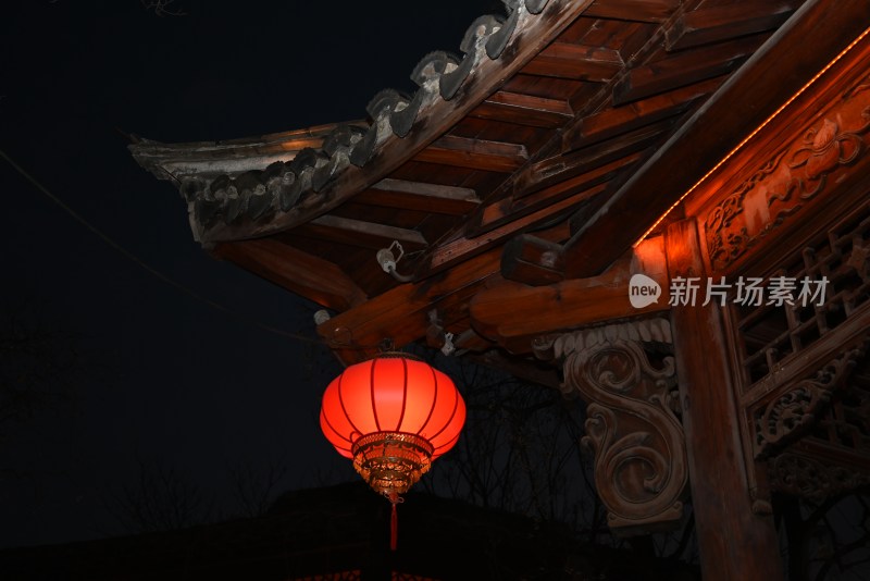 夜间中式建筑挂红灯笼