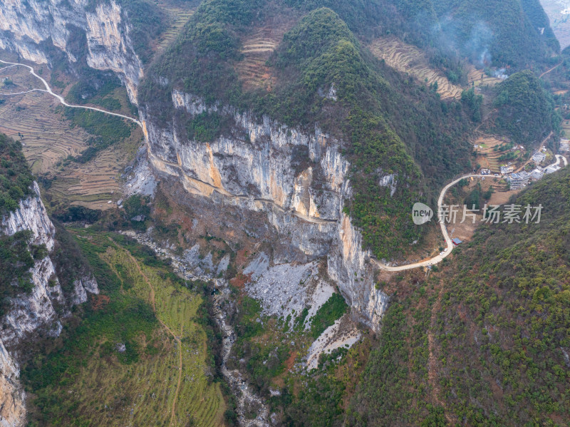 悬崖峭壁上的惊险道路