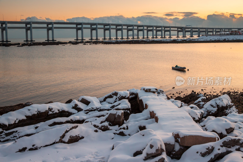 雪后黄昏时的黑石礁公园海滨风光