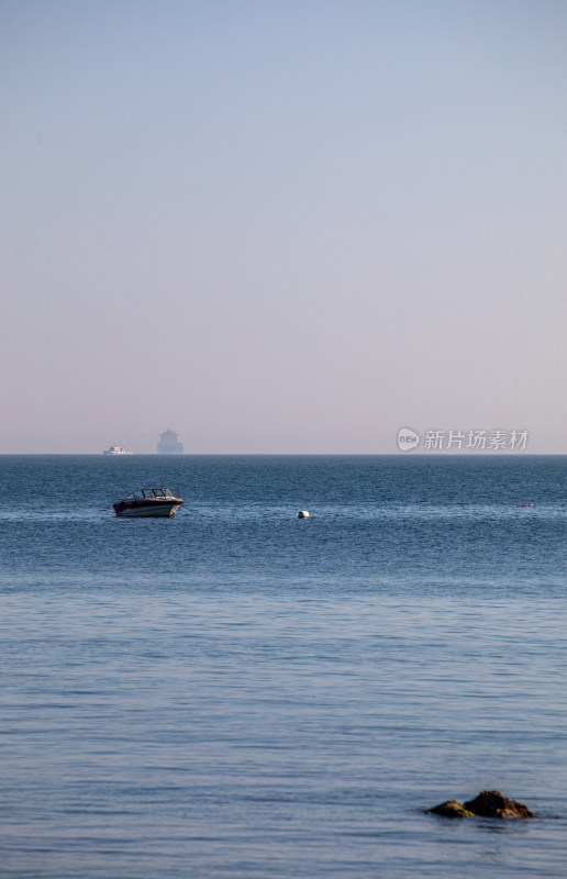 烟台月亮湾第一海水浴场海天海水相间景观