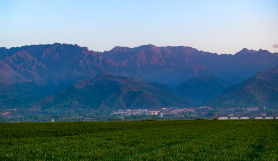 田野远景与山峦风光