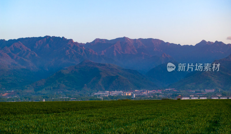 田野远景与山峦风光