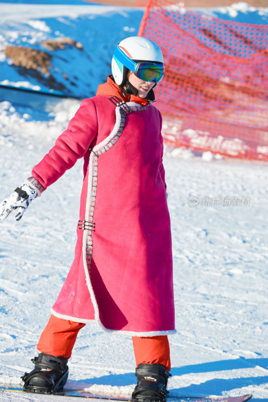 在滑雪场进行滑雪运动的年轻女性