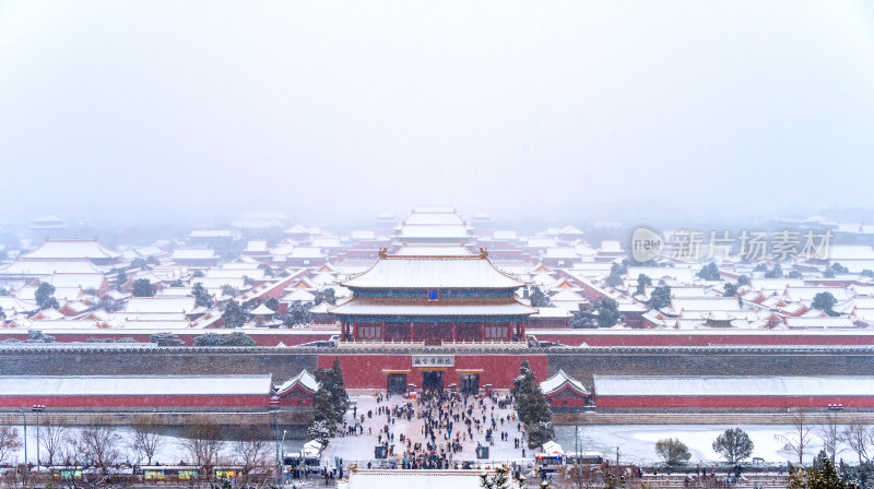 雪后古建筑与红灯笼