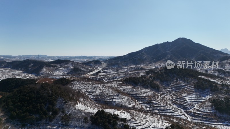 冬季山区梯田雪景的壮阔航拍