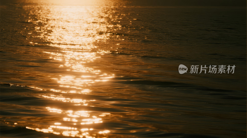 日落湖面波光粼粼的温暖浪漫背景图