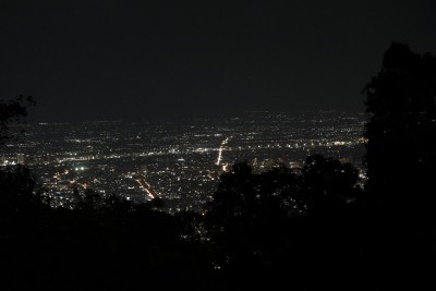 俯瞰清迈夜晚城市机场全景