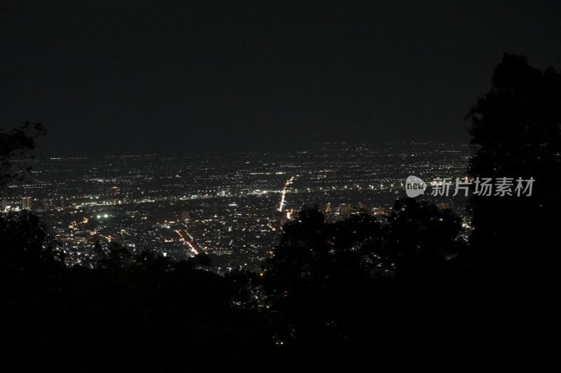 俯瞰清迈夜晚城市机场全景