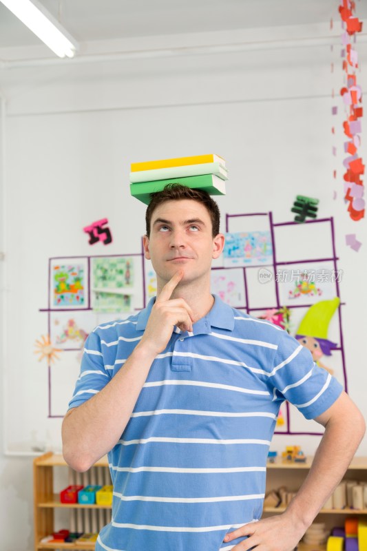 幼儿园外教男老师头上顶着书