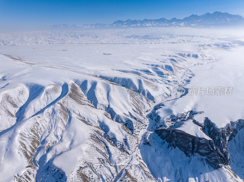 航拍新疆冬季安集海大峡谷雪景雪山山脉