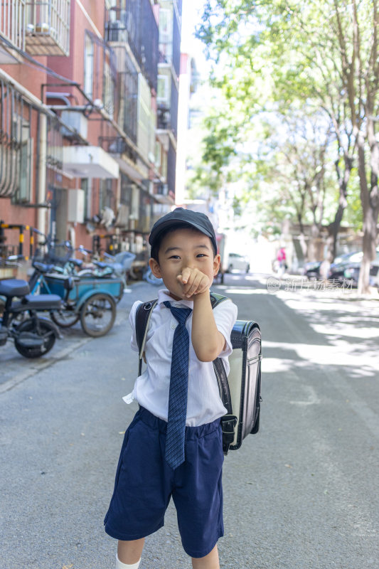 一个背书包穿校服的快乐小学生